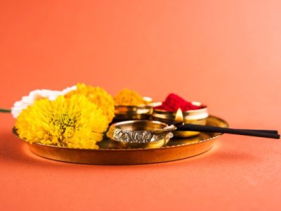 Significance of offering flowers in a puja